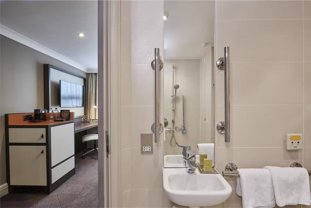 QUEEN JUNIOR SUITE