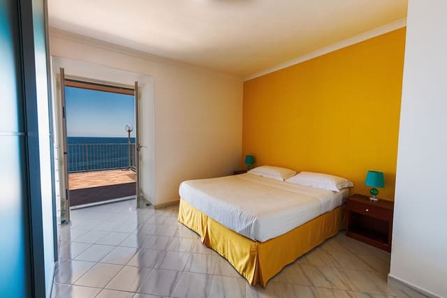 Appartamento panoramico,2 letti queen,vista mare edificio separato(500metri dall'edificio principale