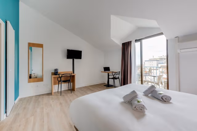 Studio, 1 Queen Bed, Balcony