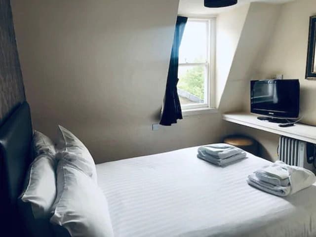 Double Room, Ensuite (Small)