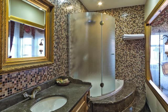 Family Room with Spa Bath