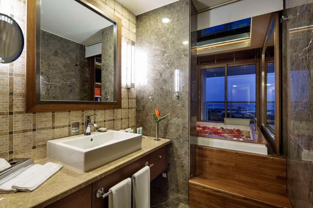 KING CORNER SUITE SWIM-UP WITH SEA VIEW