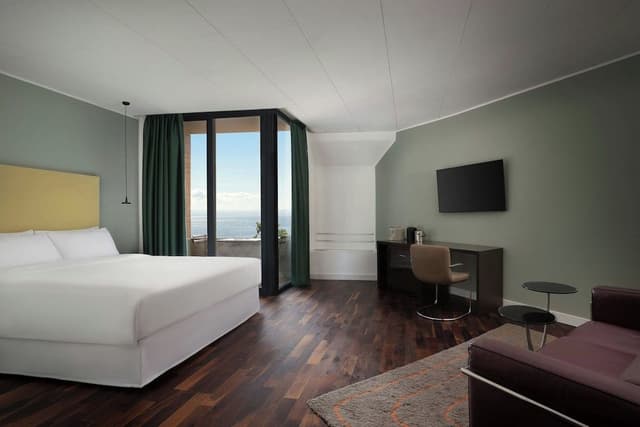 Deluxe Room, 1 King Bed, Balcony, Sea View