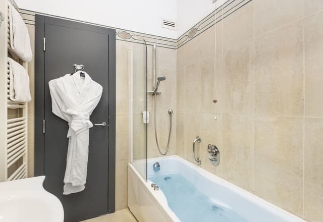 Junior Suite, 1 King Bed, Jetted Tub