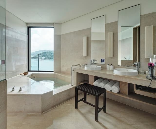 Deluxe Suite Lake View
