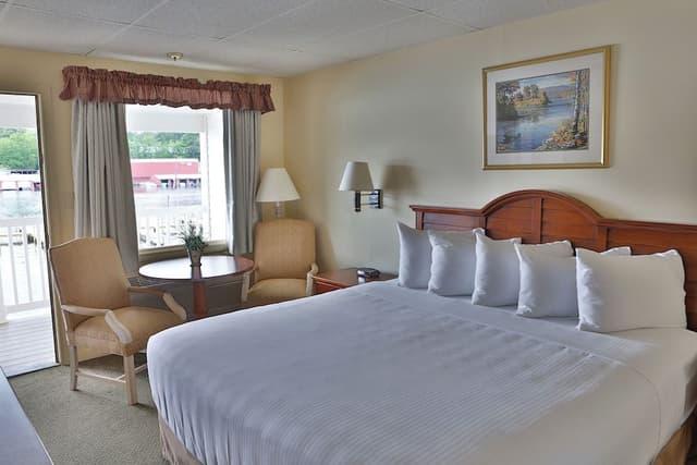 AquaVista Beachfront King
