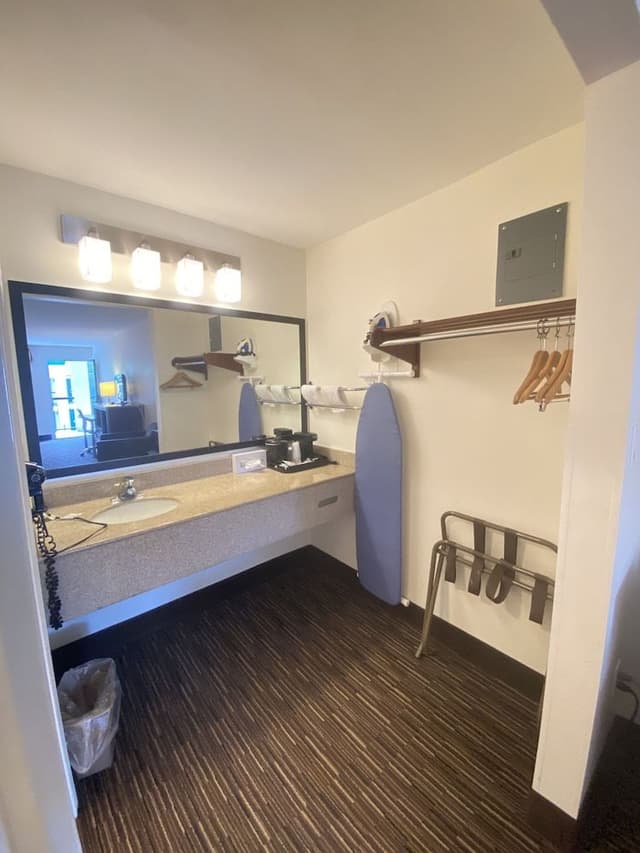 Basic Room, 1 Queen Bed, Accessible, Non Smoking