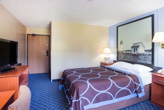 Standard Room, 1 Queen Bed, Smoking, Microwave