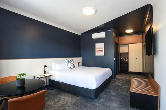 Room, 1 King Bed (HM)
