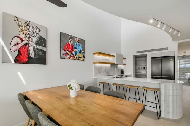 3 Bedroom Split Level Superior Ocean View