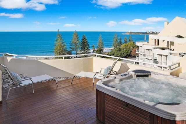 Three Bedroom Rooftop Spa Apartment