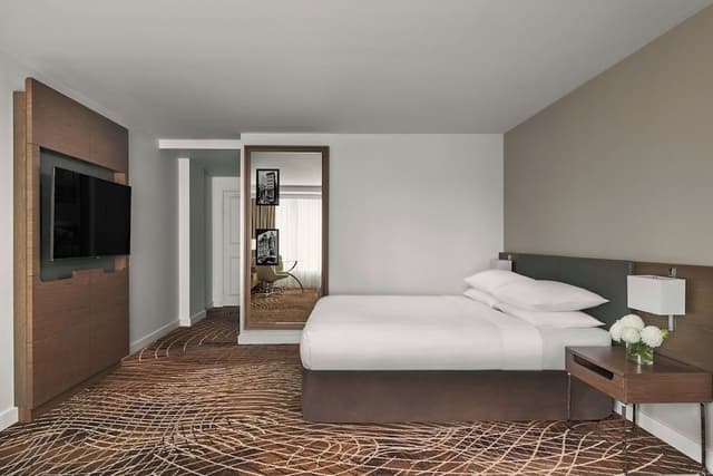 Premier Room, 1 Queen Bed, City View