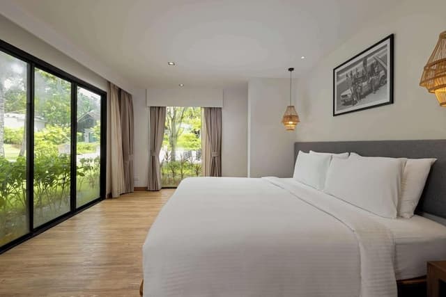Deluxe Suite, 1 King Bed (Garden)