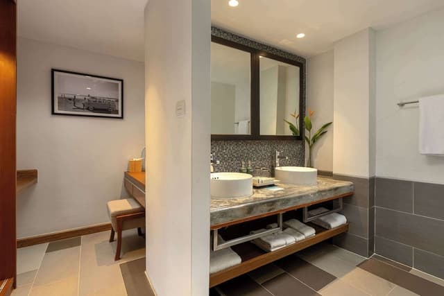 Deluxe Suite, 1 King Bed (Garden)