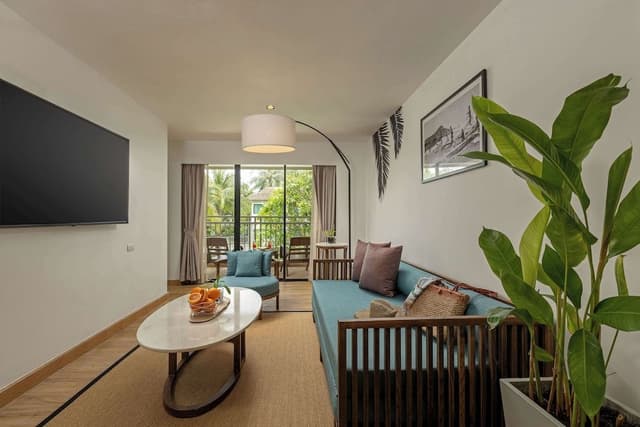 Deluxe Suite, 1 King Bed (Garden)
