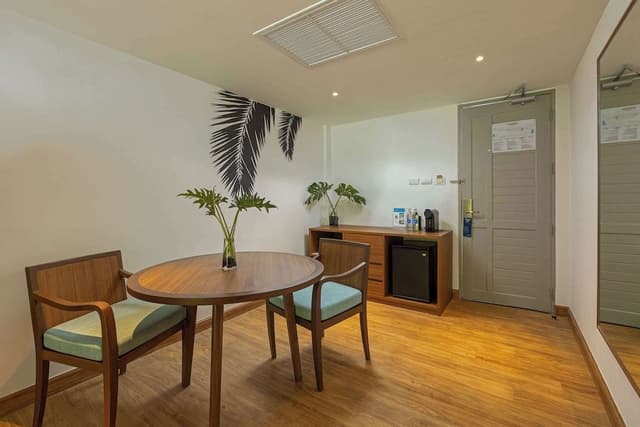 Deluxe Suite, 1 King Bed (Garden)