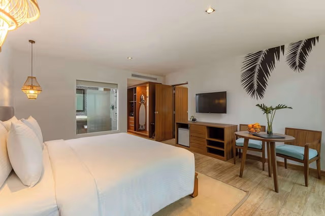Deluxe Room, 1 King Bed, Balcony (Garden)