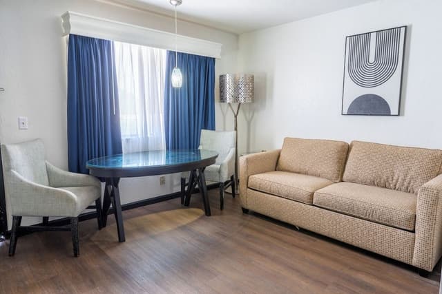 Suite, Multiple Beds, Kitchenette