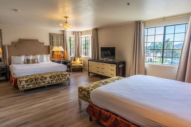 Studio Suite, Multiple Beds, Kitchen