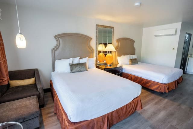 Room, 2 Queen Beds, Kitchenette