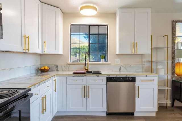 Studio Suite, Multiple Beds, Kitchen