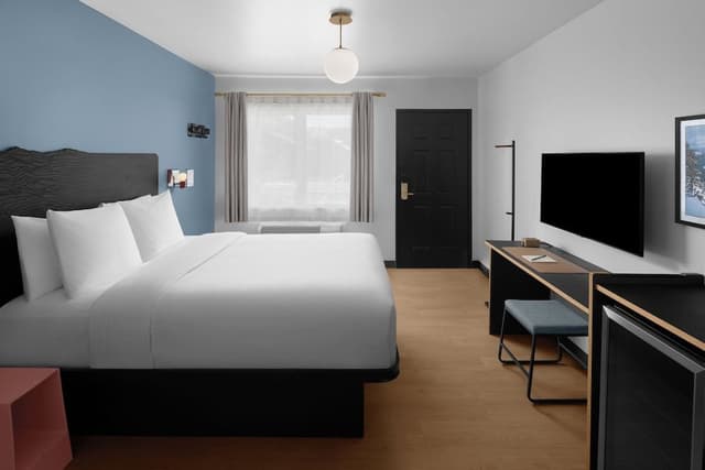 Classic Room, 1 Queen Bed, Roll-in Shower