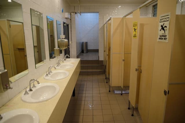 Bed in 6-Bed Mixed Dormitory Room with Shared Bathroom