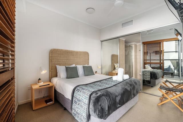 2 Bedroom Pool Entry - Poolside Tower