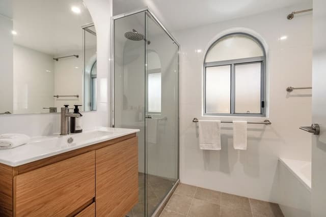 3 Bedroom Apartment - Seaspray Apartments - Property Adjacent