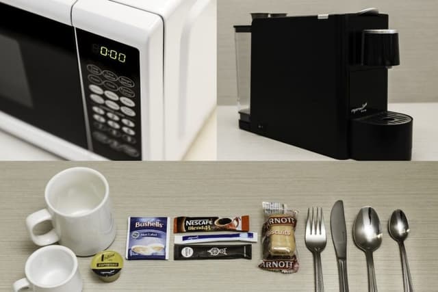Standard Room, Non Smoking, Kitchenette (Queen + Single)
