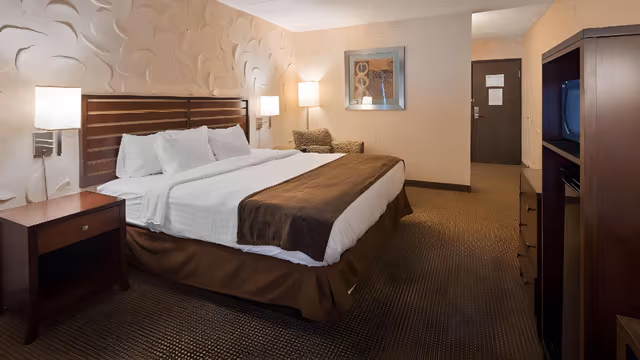 Queen Room with Walk-In Shower - Disability Access