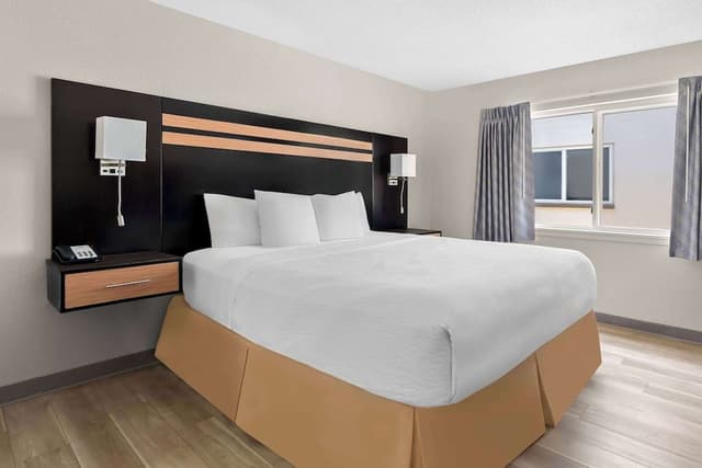 Standard Room, 1 Queen Bed