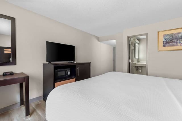 Standard Room, 1 Queen Bed