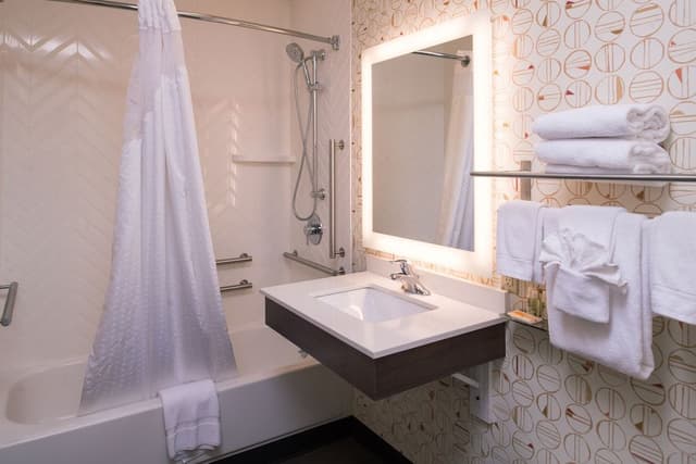 Standard Room, 1 Queen Bed, Accessible (Mobility, Accessible Tub)