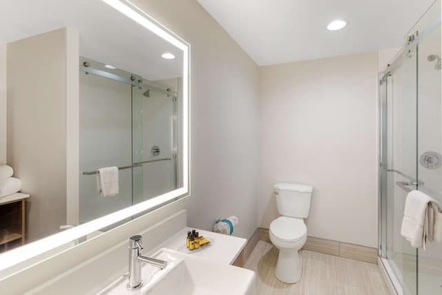 Standard Room, 2 Queen Beds, Accessible, Bathtub