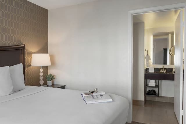 Suite, 1 King Bed