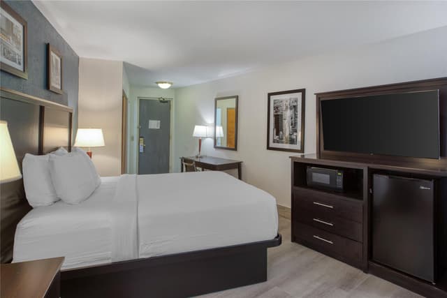 1 Queen Bed, Non-Smoking, Microwave And Refrigerator, Work Desk, Wi-Fi, Continental Breakfast