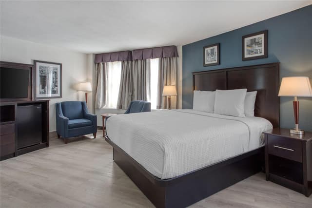 1 King Bed, Non-Smoking, Microwave And Refrigerator, Work Desk, Wi-Fi, Continental Breakfast
