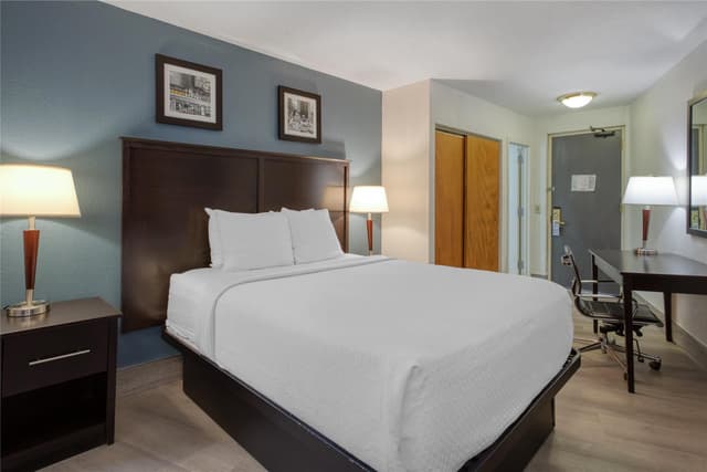 1 Queen Bed, Non-Smoking, Microwave And Refrigerator, Work Desk, Wi-Fi, Continental Breakfast