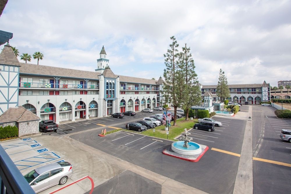 Castle Inn and Suites0