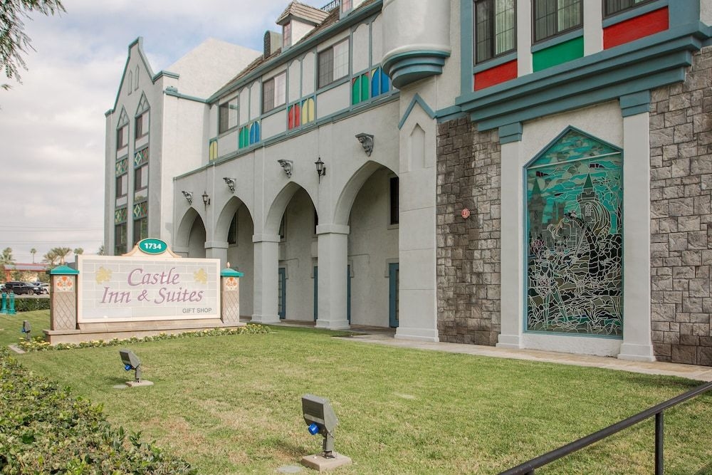 Castle Inn and Suites4