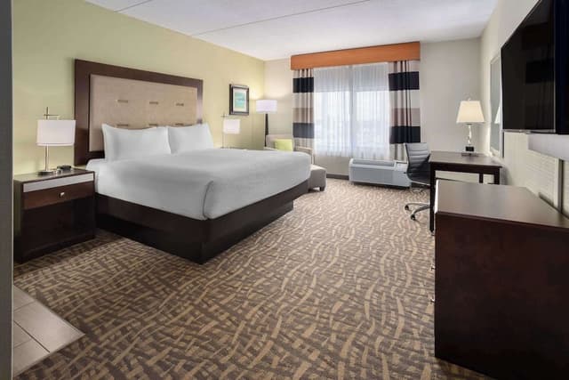 Deluxe Room, 1 King Bed, Accessible, Non Smoking