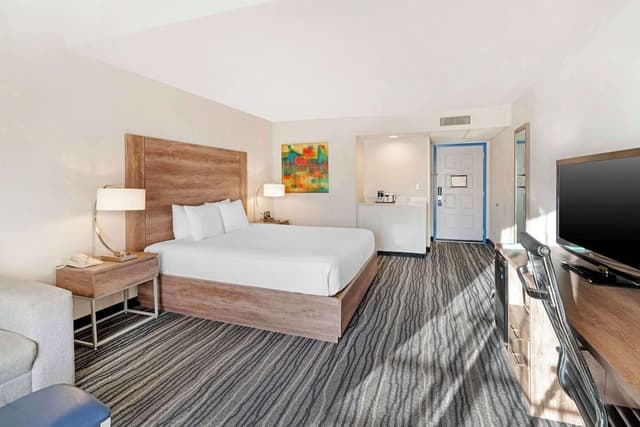 Standard Room, 1 King Bed, Non Smoking, Microwave