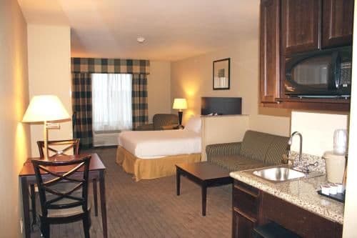 Deluxe Queen Suite