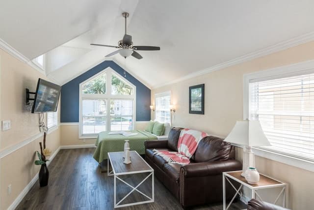 Standard Loft Cottage (Pets Allowed, Linens Include)