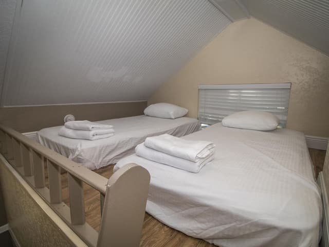Premium Loft Cottage 2 Bedroom (No Pets, Linens Include)
