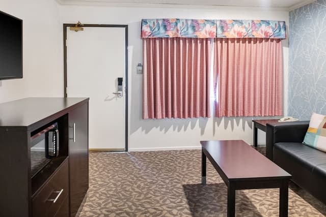 Deluxe Suite, 1 Queen Bed