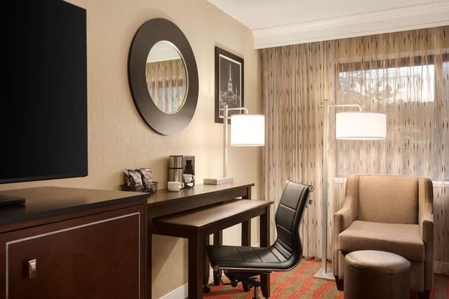 1 QUEEN BED MOBILITY ACCESSIBLE RI SHOWER