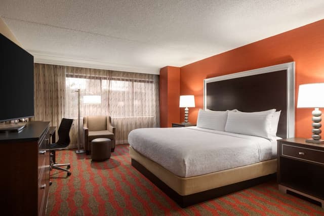 1 QUEEN BED MOBILITY ACCESSIBLE RI SHOWER