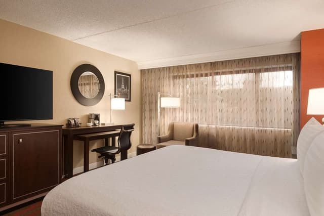 1 QUEEN BED MOBILITY ACCESSIBLE RI SHOWER